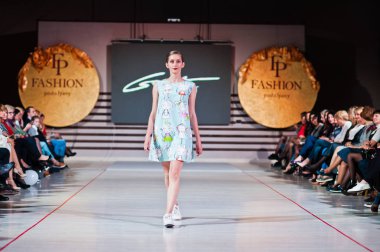 Ternopil, Ukrayna - 12 Mayıs 2017: giyen moda street modelleri 