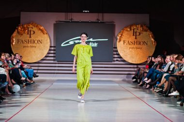 Ternopil, Ukrayna - 12 Mayıs 2017: giyen moda street modelleri 