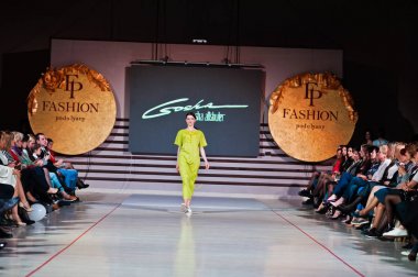 Ternopil, Ukrayna - 12 Mayıs 2017: giyen moda street modelleri 