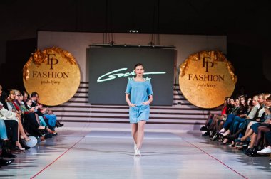 Ternopil, Ukrayna - 12 Mayıs 2017: giyen moda street modelleri 