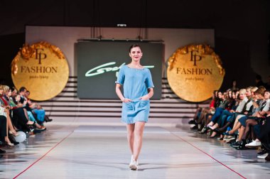 Ternopil, Ukrayna - 12 Mayıs 2017: giyen moda street modelleri 