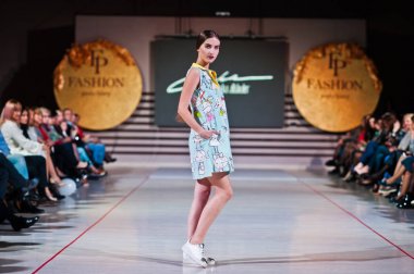 Ternopil, Ukrayna - 12 Mayıs 2017: giyen moda street modelleri 