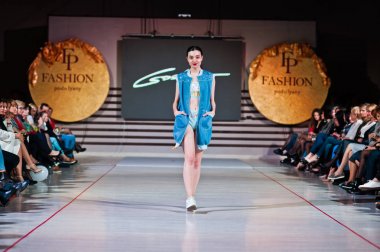 Ternopil, Ukrayna - 12 Mayıs 2017: giyen moda street modelleri 