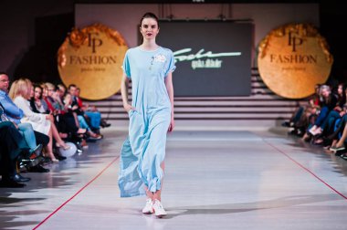 Ternopil, Ukrayna - 12 Mayıs 2017: giyen moda street modelleri 