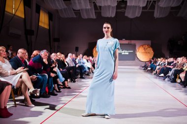 Ternopil, Ukrayna - 12 Mayıs 2017: giyen moda street modelleri 