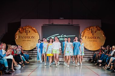 Ternopil, Ukrayna - 12 Mayıs 2017: giyen moda street modelleri 