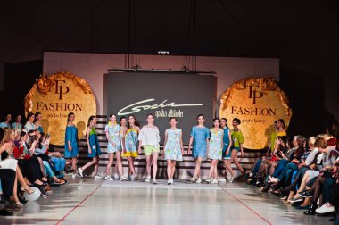 Ternopil, Ukrayna - 12 Mayıs 2017: giyen moda street modelleri 