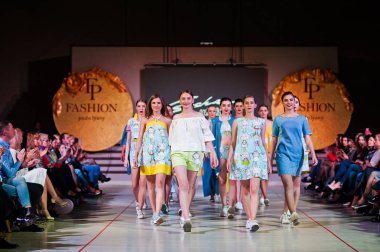 Ternopil, Ukrayna - 12 Mayıs 2017: giyen moda street modelleri 