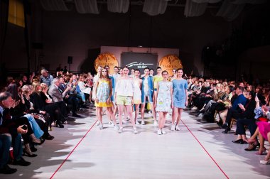 Ternopil, Ukrayna - 12 Mayıs 2017: giyen moda street modelleri 