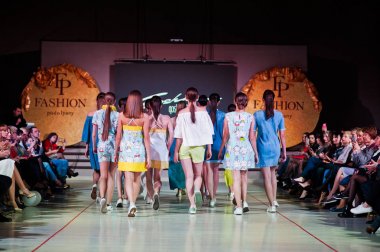 Ternopil, Ukrayna - 12 Mayıs 2017: giyen moda street modelleri 