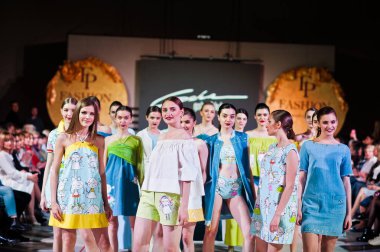 Ternopil, Ukrayna - 12 Mayıs 2017: giyen moda street modelleri 