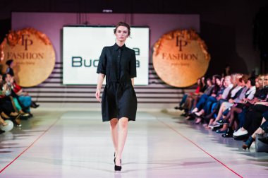 Ternopil, Ukrayna - 12 Mayıs 2017: Giyim Eşyası moda modelleri