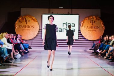 Ternopil, Ukrayna - 12 Mayıs 2017: Giyim Eşyası moda modelleri