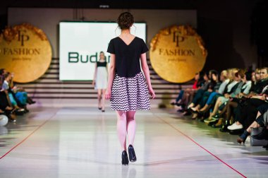 Ternopil, Ukrayna - 12 Mayıs 2017: Giyim Eşyası moda modelleri