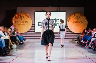 Ternopil, Ukrayna - 12 Mayıs 2017: Giyim Eşyası moda modelleri