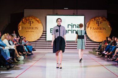 Ternopil, Ukrayna - 12 Mayıs 2017: Giyim Eşyası moda modelleri