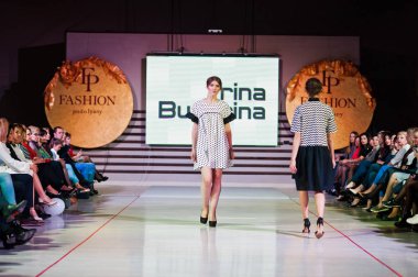 Ternopil, Ukrayna - 12 Mayıs 2017: Giyim Eşyası moda modelleri