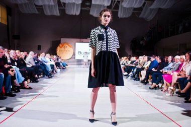 Ternopil, Ukrayna - 12 Mayıs 2017: Giyim Eşyası moda modelleri