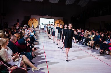 Ternopil, Ukrayna - 12 Mayıs 2017: Giyim Eşyası moda modelleri