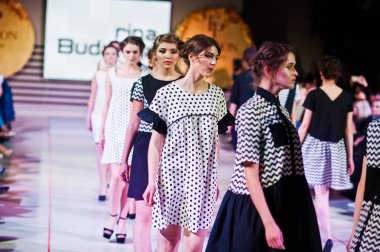 Ternopil, Ukrayna - 12 Mayıs 2017: Giyim Eşyası moda modelleri