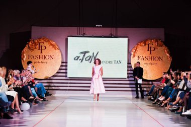 Ternopil, Ukrayna - 12 Mayıs 2017: c giyen moda yetişkin modelleri