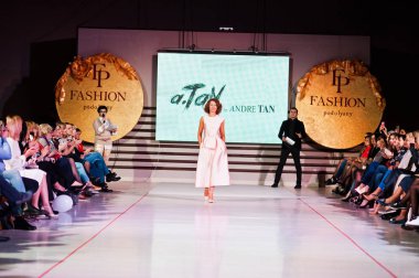 Ternopil, Ukrayna - 12 Mayıs 2017: c giyen moda yetişkin modelleri