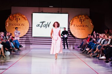 Ternopil, Ukrayna - 12 Mayıs 2017: c giyen moda yetişkin modelleri