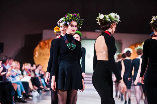 Ternopil, Ucrânia - 12 de maio de 2017: modelos de moda vestindo traditi — Fotografia de Stock