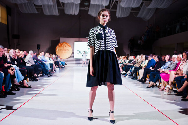 Тернополь, Украина - 12 мая 2017 года: Модные модели в одежде
