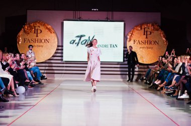 Ternopil, Ukrayna - 12 Mayıs 2017: c giyen moda yetişkin modelleri