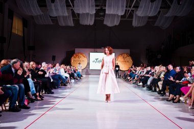 Ternopil, Ukrayna - 12 Mayıs 2017: c giyen moda yetişkin modelleri