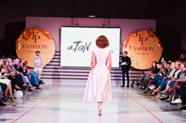 Ternopil, Ukrayna - 12 Mayıs 2017: c giyen moda yetişkin modelleri