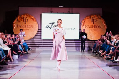 Ternopil, Ukrayna - 12 Mayıs 2017: c giyen moda yetişkin modelleri