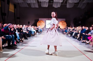 Ternopil, Ukrayna - 12 Mayıs 2017: c giyen moda yetişkin modelleri