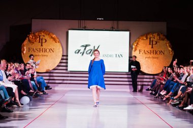 Ternopil, Ukrayna - 12 Mayıs 2017: c giyen moda yetişkin modelleri