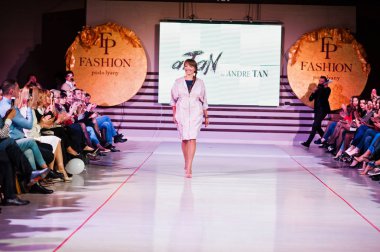 Ternopil, Ukrayna - 12 Mayıs 2017: c giyen moda yetişkin modelleri