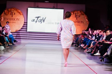 Ternopil, Ukrayna - 12 Mayıs 2017: c giyen moda yetişkin modelleri