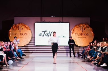 Ternopil, Ukrayna - 12 Mayıs 2017: c giyen moda yetişkin modelleri