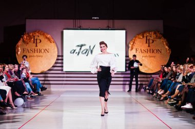 Ternopil, Ukrayna - 12 Mayıs 2017: c giyen moda yetişkin modelleri