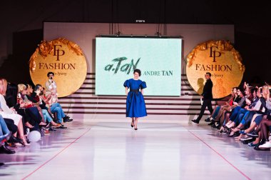 Ternopil, Ukrayna - 12 Mayıs 2017: c giyen moda yetişkin modelleri