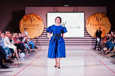 Ternopil, Ukrayna - 12 Mayıs 2017: c giyen moda yetişkin modelleri