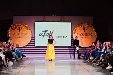 Ternopil, Ukrayna - 12 Mayıs 2017: c giyen moda yetişkin modelleri