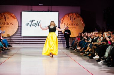 Ternopil, Ukrayna - 12 Mayıs 2017: c giyen moda yetişkin modelleri