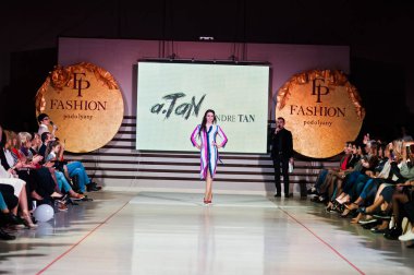 Ternopil, Ukrayna - 12 Mayıs 2017: c giyen moda yetişkin modelleri