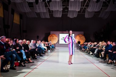 Ternopil, Ukrayna - 12 Mayıs 2017: c giyen moda yetişkin modelleri