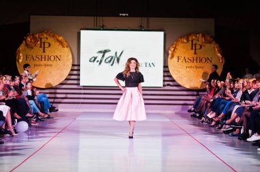 Ternopil, Ukrayna - 12 Mayıs 2017: c giyen moda yetişkin modelleri