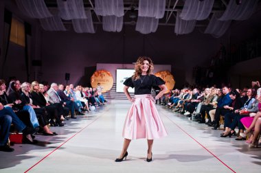 Ternopil, Ukrayna - 12 Mayıs 2017: c giyen moda yetişkin modelleri