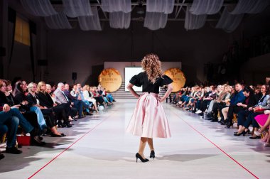 Ternopil, Ukrayna - 12 Mayıs 2017: c giyen moda yetişkin modelleri