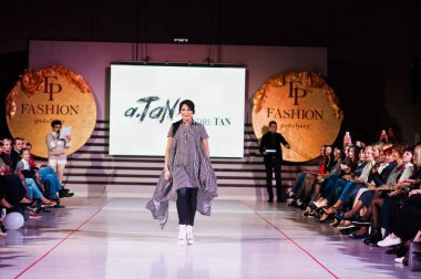 Ternopil, Ukrayna - 12 Mayıs 2017: c giyen moda yetişkin modelleri