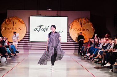 Ternopil, Ukrayna - 12 Mayıs 2017: c giyen moda yetişkin modelleri